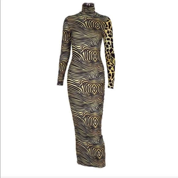 Dresses & Skirts - Exotic print midi dress